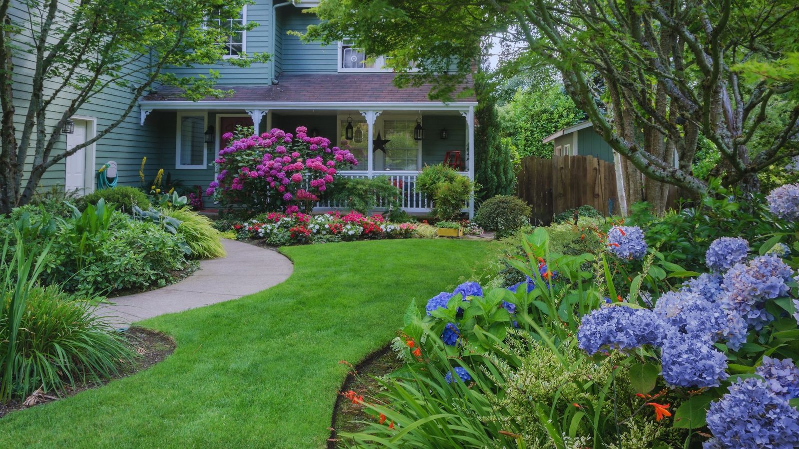 What Makes a Front Yard Truly Low-Maintenance