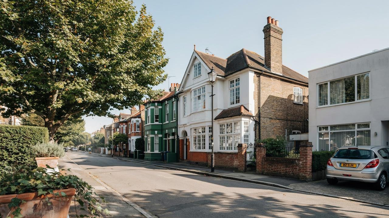 Identifying an Edwardian style house on a residential street.
