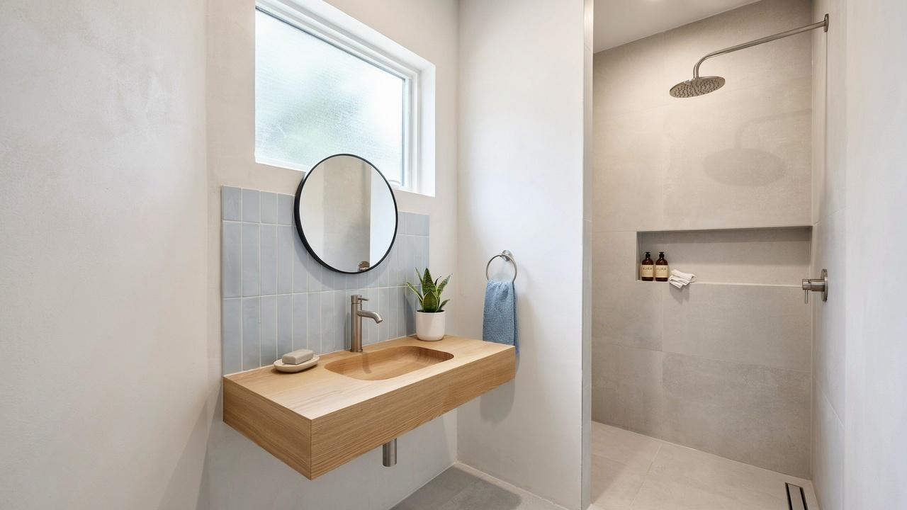 Small bathroom featuring a light color palette with white and gray finishes.